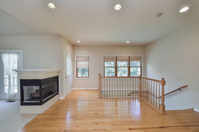 Building Photo - 4N382 Mark Twain St