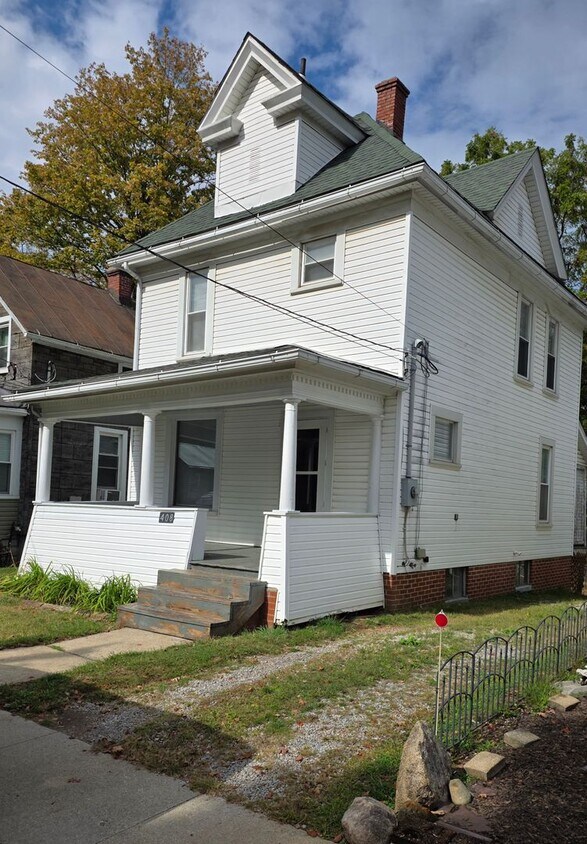 Foto principal - 3 Bed/1 Bath Single Family Home