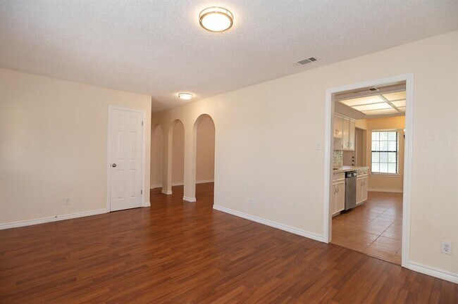 Building Photo - 1013 Ramble Creek Dr