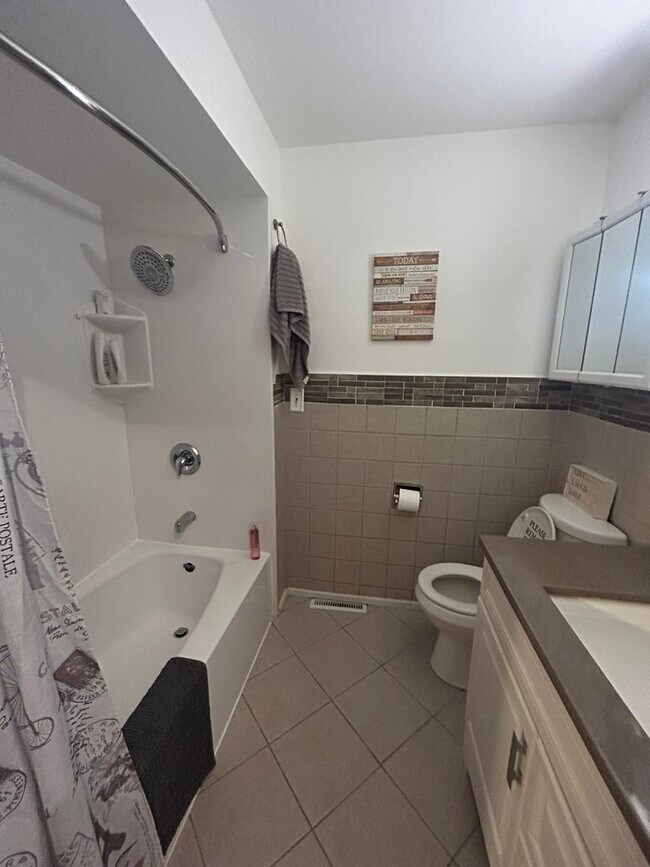 Foto del edificio - 16639 Dobson Ave
