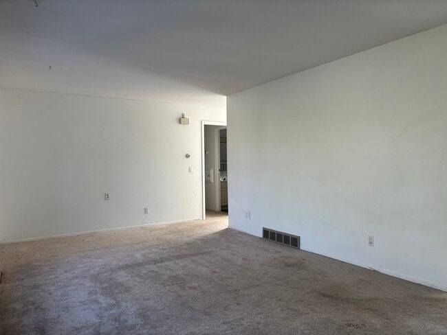 Building Photo - 6506 Putnam Rd