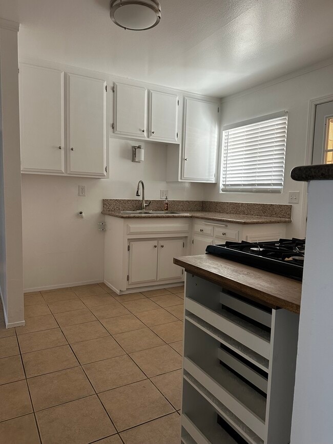 Building Photo - 9548 Cortada St