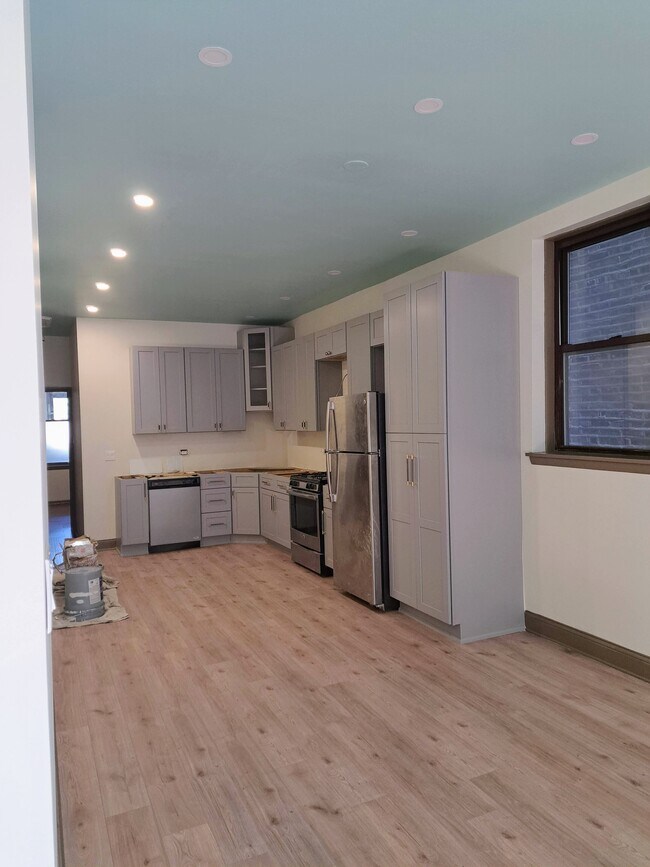 Brand New Kitchen with Granite, SS and Pantry - 915 S Bishop St