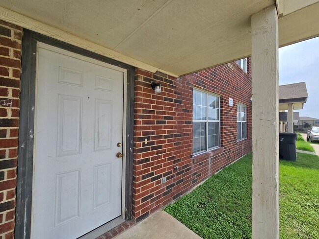 Foto del edificio - AVAILABLE NOW!