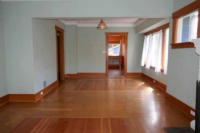 Building Photo - Gorgeous Sunset Hill Home - 2 Bedrooms + B...