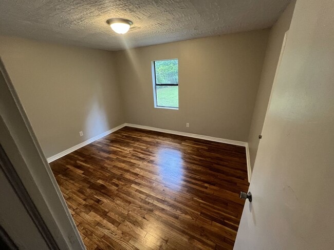 Building Photo - Beautifully Renovated 2 Bed / 1 Bath Home ...