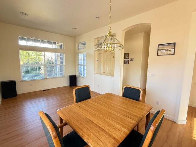 Foto del edificio - Beautiful 3 Bedrooms, 2 Baths with a 3 Car...