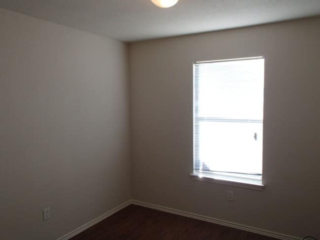 Building Photo - Charming 3BD/ 2BA Duplex For Lease