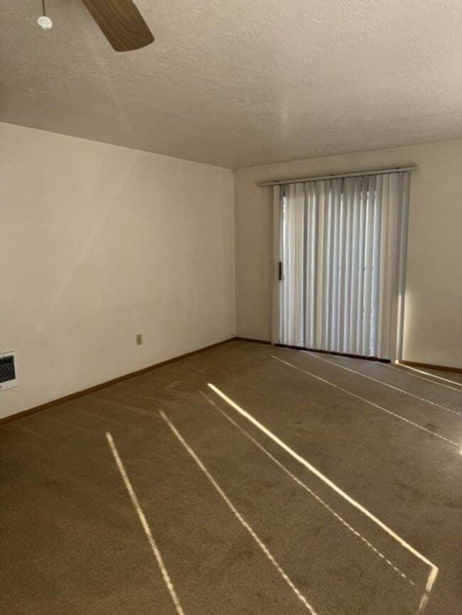 Building Photo - 614 4th Ave S