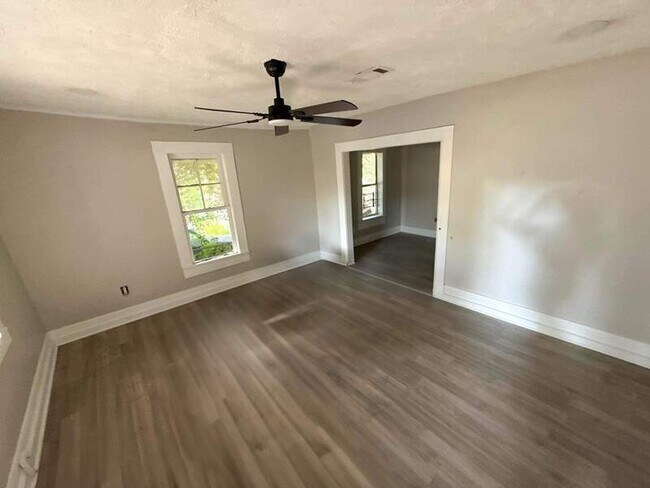 Foto del edificio - 2235 Mobile Ave