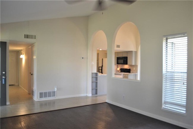 Building Photo - 3009 Peachtree Ln