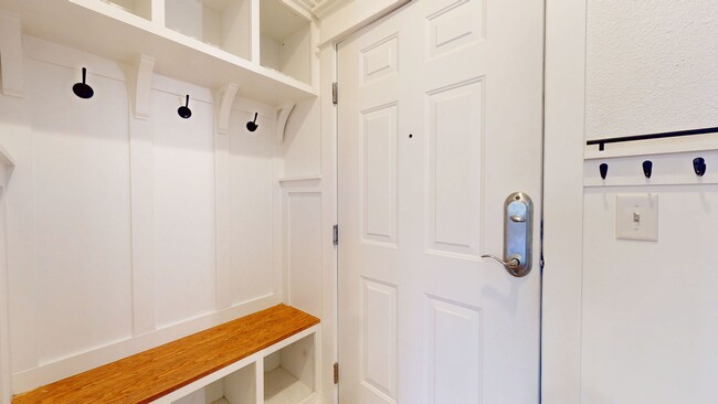 Building Photo - Beautifully Updated 1 Bedroom Emeryville C...
