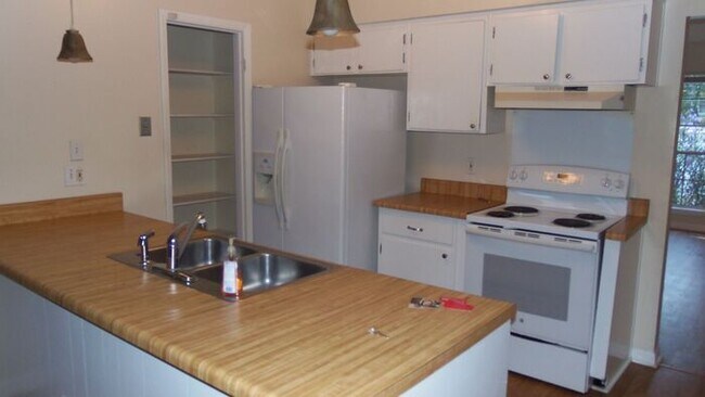 Foto del edificio - 3+bedrooms 2baths With Carport Available N...