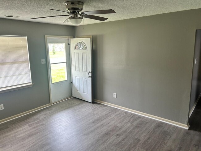 Building Photo - 206 Lynn Cir