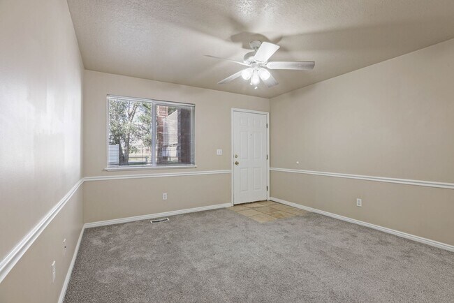 Building Photo - 2 Bed 1 Bath GROUND FLOOR Condo in Rexburg...