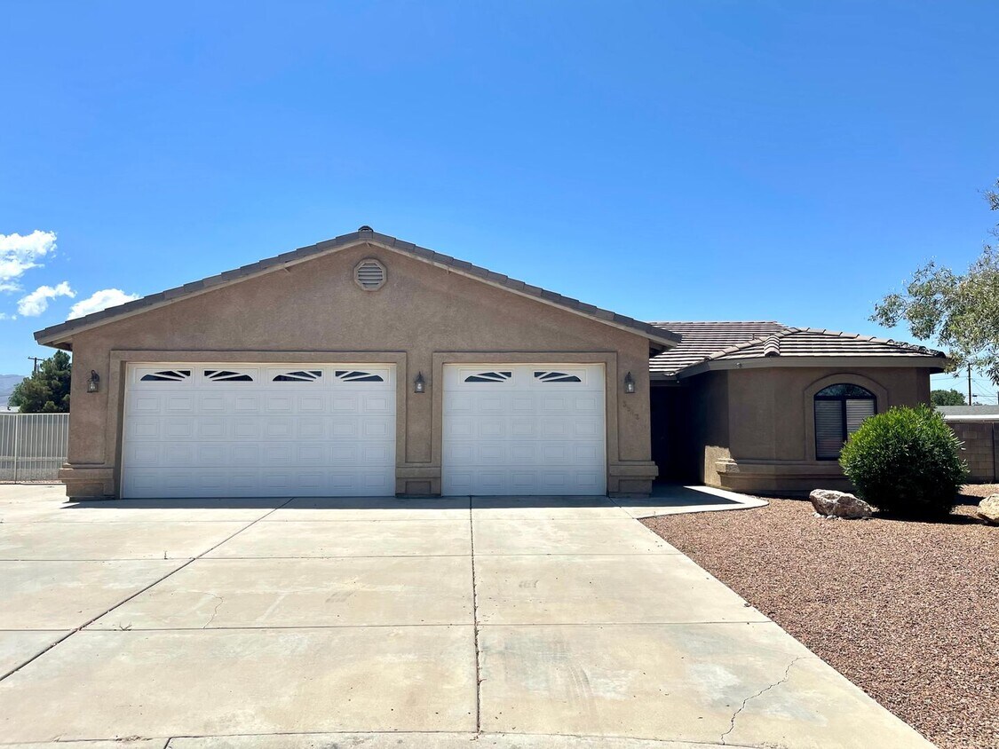 Beautiful 3 Bedroom 3 Car garage Home in C... House Rental in Kingman