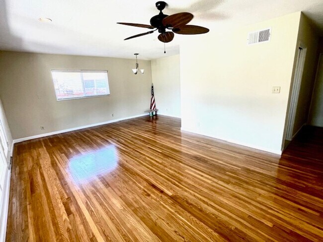 Building Photo - WONDERFUL 3BR/2BA HOME IN LOS ALTOS