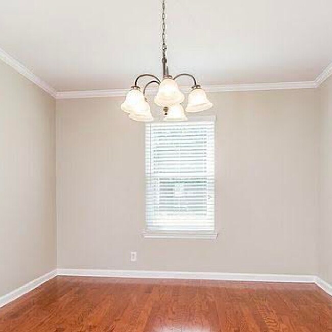 Building Photo - 725 Kingwood Dr