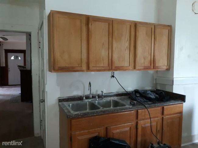 Building Photo - 8 br, 3.5 bath House - 2301 S State St