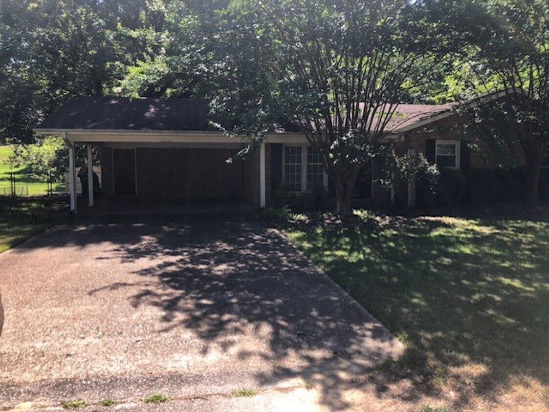 Primary Photo - 2062 Elvis Presley Drive