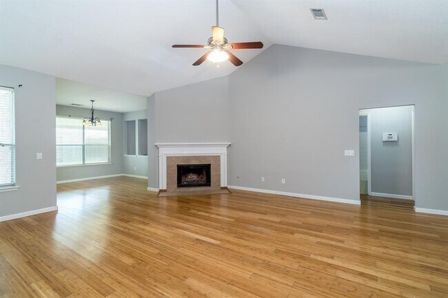 Building Photo - 18115 Holly Forest Dr