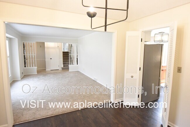 Building Photo - 9720 Roe Ave