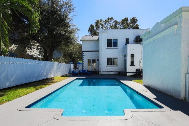 Building Photo - 1605 NW 8th Terrace