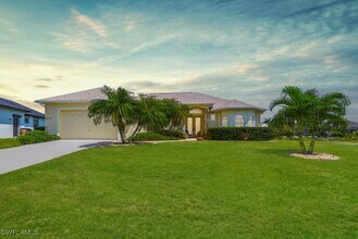 Building Photo - 3335 SW 25th Ct