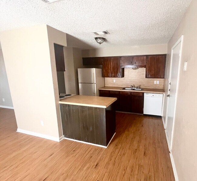 Foto del edificio - NEW IN MANAGEMENT - AVAILABLE NOW!