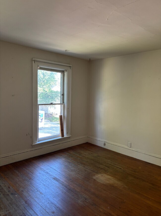 Building Photo - 129 E Gorham St