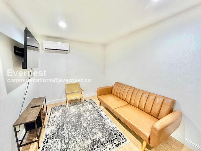 Foto del edificio - 8633 Westglen Dr