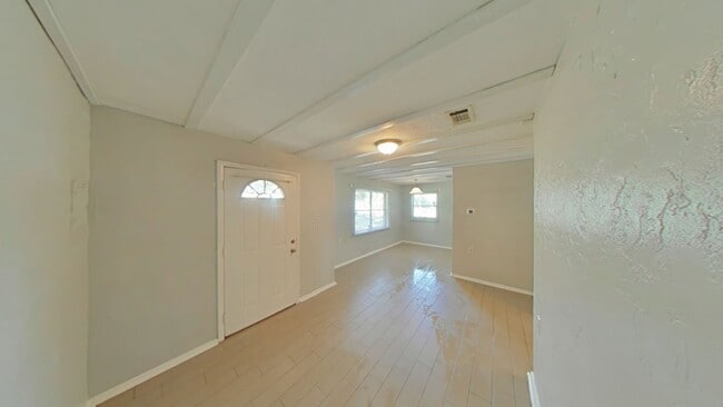 Building Photo - Lovely 2/1 - Convenient Location