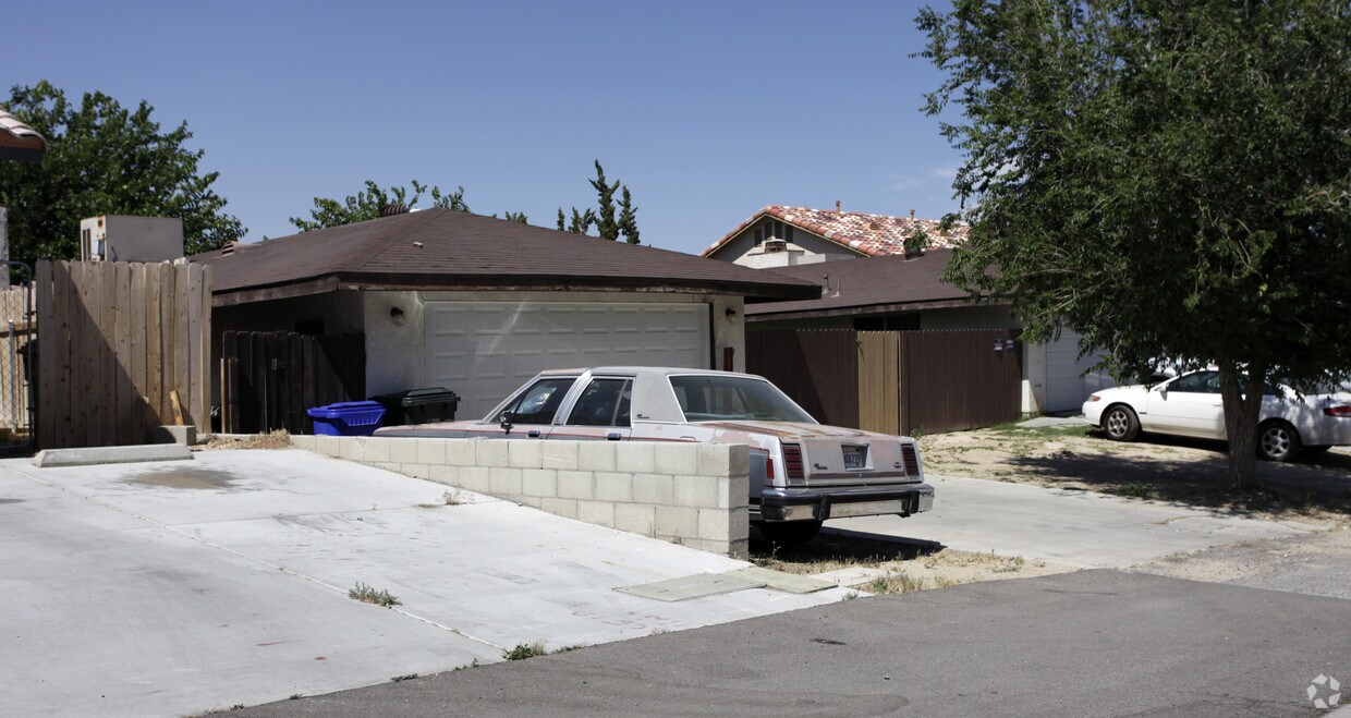 Building Photo - 16567 Zenda St