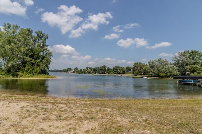 Foto del edificio - Lakefront Dream Home – 3BD | 2BA