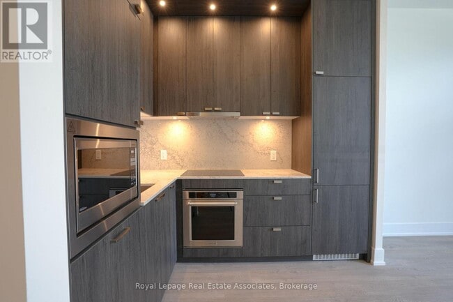 Building Photo - 255-255 The Kingsway