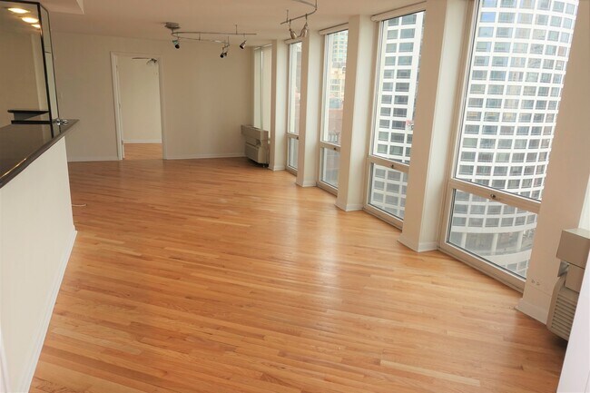 Building Photo - 111 E Chestnut St