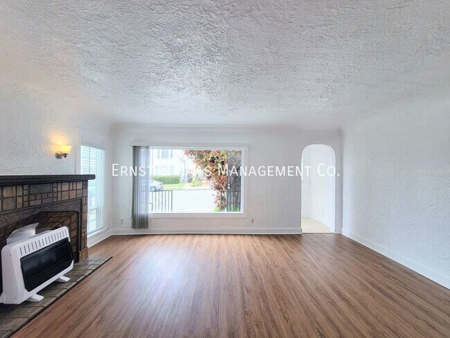 Building Photo - Charming 2-bedroom, 1-bath duplex unit ava...