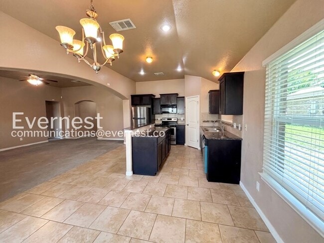 Foto del edificio - 4 Bed, 2 Bath Home with Fenced Yard & Garage / Pet-Friendly / Coming Soon!