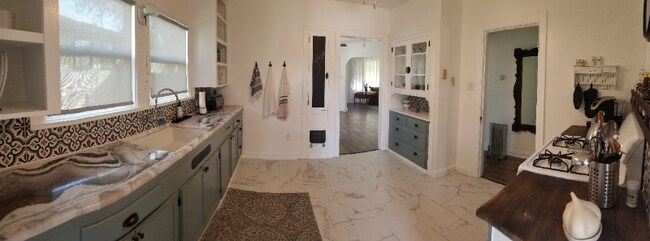 Foto del edificio - 362-364 W St Charles St