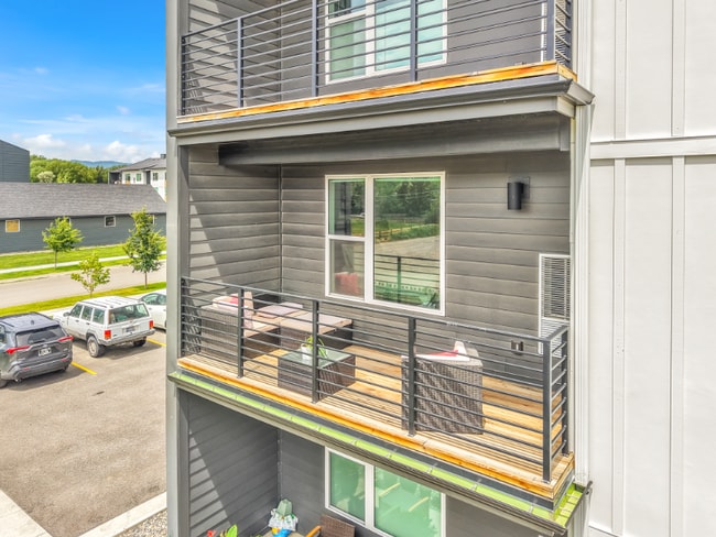 Building Photo - 2221 Willow Dr