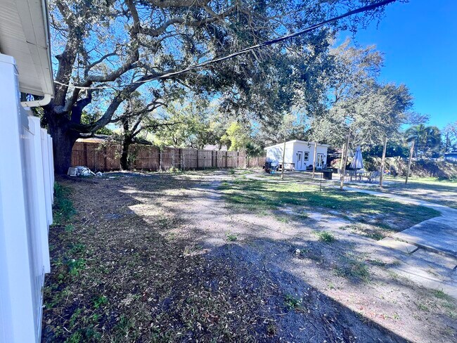 ¡Lote de 0,25 acres, con mucho espacio en el patio trasero! - 4724 W Tambay Ave