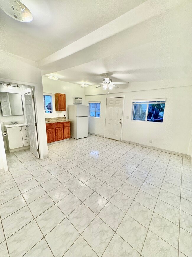 Building Photo - 332 S Palm Dr