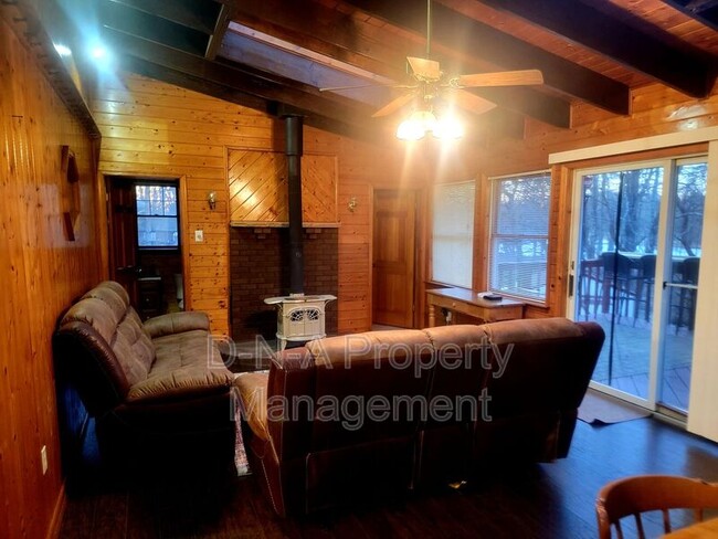 Foto del edificio - 247 Mountain Rd