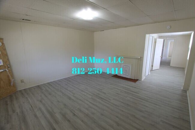 Building Photo - Recently renovated and gorgeous inside 4 B...