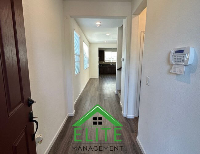 Foto del edificio - Spacious 4-Bedroom Home in Sought-After No...
