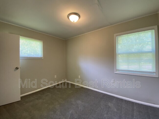 Building Photo - 820 Par Ave