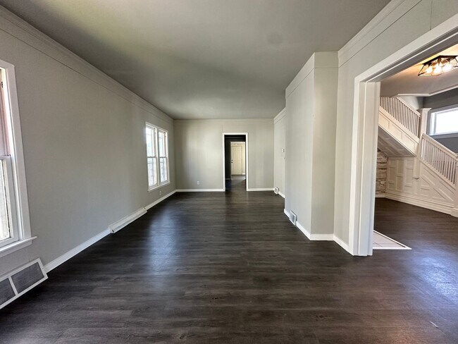 Foto del edificio - Five Bedroom House Available in Battle Creek