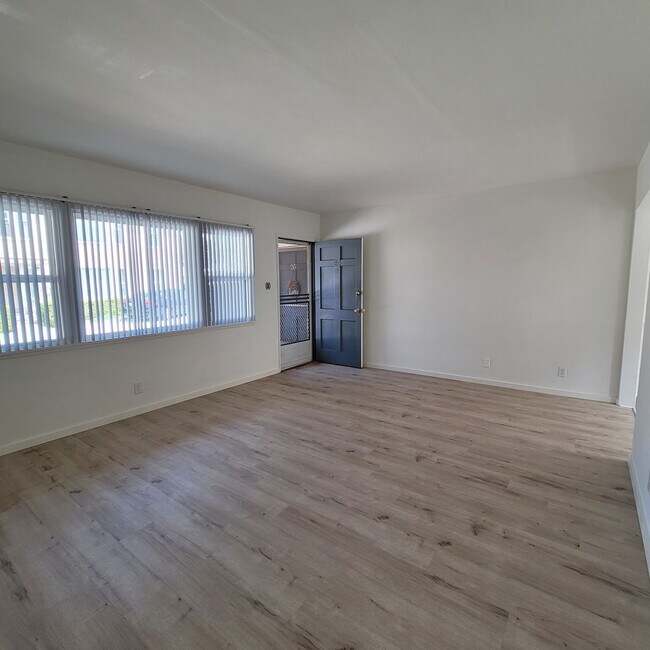 Foto del edificio - Nice ground floor 2 bdrm midtown Ventura Apt. $2400