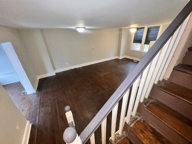 Building Photo - Cozy 3 Bedroom Row Home with Hardwood Floors