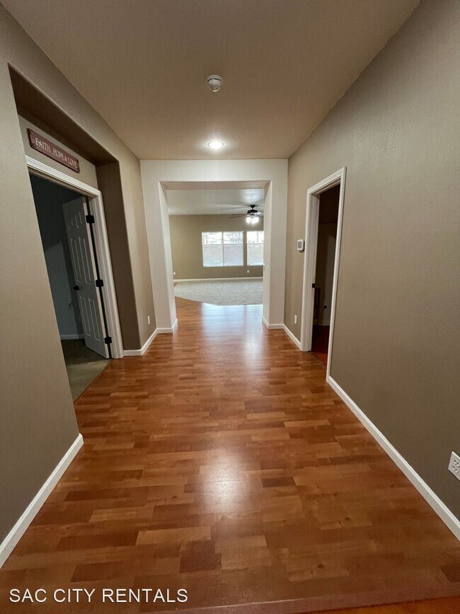 Building Photo - 3 br, 2 bath House - 9920 Hawkview Way